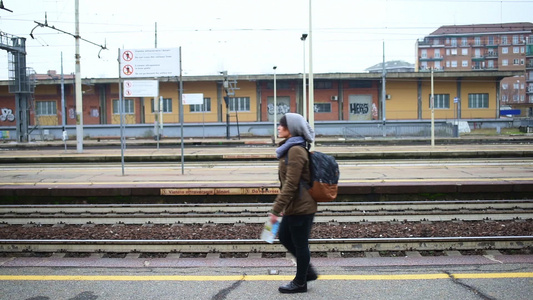 走在火车站月台的妇女视频