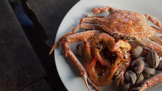 海鲜在菜上配有花蟹虾和鸟蛤泰国海鲜菜单味道鲜美泰国视频