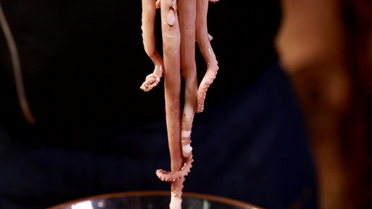 小章鱼墨斗鱼清洗处理八爪鱼红烩海鲜视频
