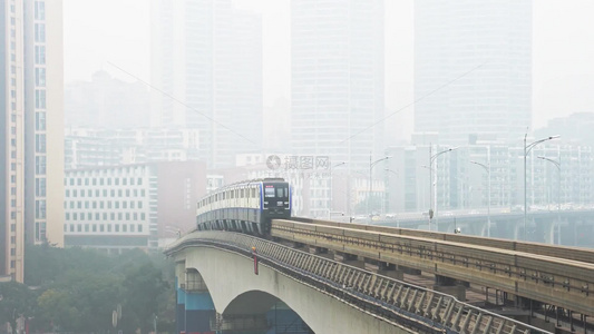 重庆地铁轻轨行驶在高架桥上视频