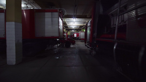 消防车停在消防队的停车场准备采取紧急行动许多新旧卡车30秒视频