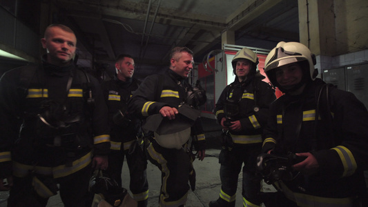 在烟雾弥漫的地区五名消防员穿着全套设备工作完成后轻松视频
