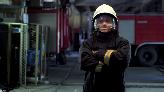 消防员视频肖像穿着制服和带有透明面罩的防护头盔消防车视频