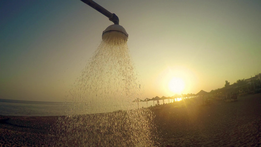 沙滩头淋浴用自来水对抗日落太阳夏季概念视频