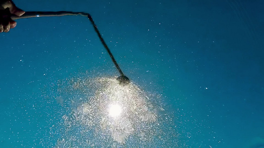 夏季淋浴头蓝天下淋浴喷头喷水的特写镜头慢动作视频