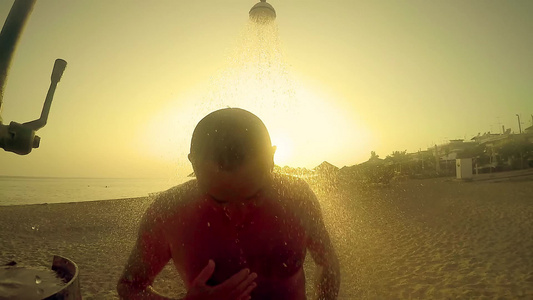 男子在沙滩上露天洗澡视频