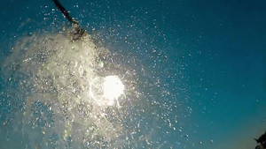 沙滩淋浴水滴落在摄像机上向蓝天慢动作30秒视频