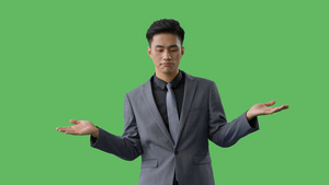 4k绿幕合成抠像穿西装的商务男性无奈摊手动作10秒视频