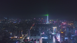 深圳夜景福田和罗湖区鸟瞰图无人机侧向和向上飞行15秒视频