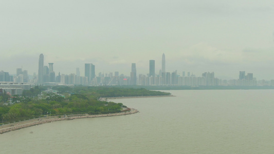 深圳湾和城市风景中中射中空中视线无人驾驶飞机向上飞越视频