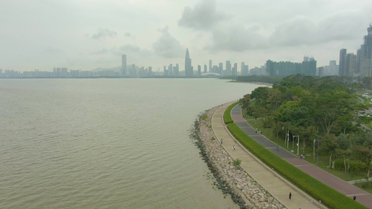 南山区城市的天线和海湾公园空中射击无人驾驶飞机视频