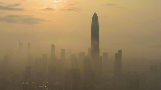 晨雾中的深圳城市景观福田区的摩天大楼中国鸟瞰图无人机视频