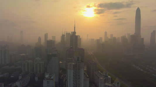 晨雾中的深圳城市景观福田区的摩天大楼鸟瞰图无人机视频