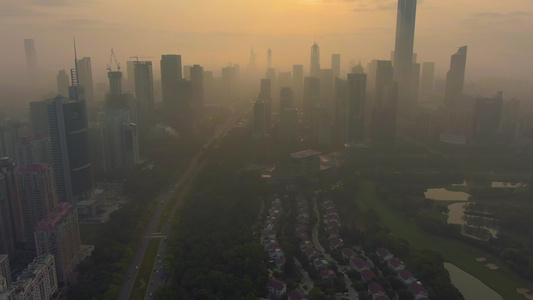 晨雾中的深圳城市天际线福田区的摩天大楼鸟瞰图无人机视频