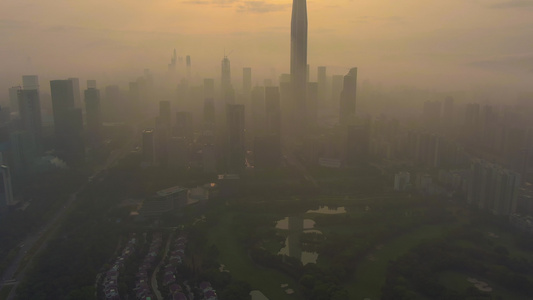 深圳城市天际线在迷雾的清晨futian区空中观测视频
