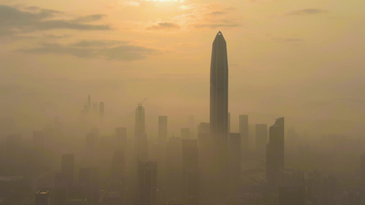 清晨深圳城市天线在烟雾中飞地的摩天大楼空中观测视频