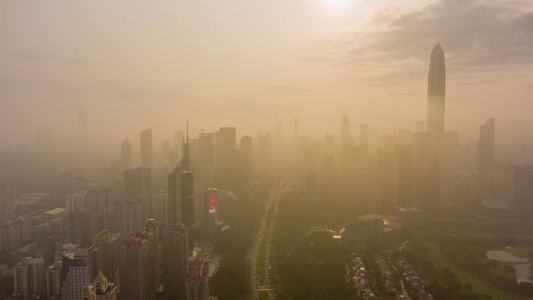 晨雾中的深圳市鸟瞰图无人机侧身和向上飞行无人机视频