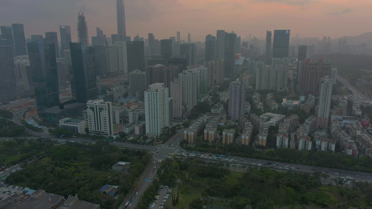 日落时的深圳城市景观福田区的摩天大楼鸟瞰图无人机视频