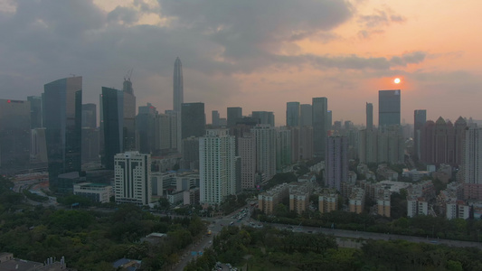 日落时在深圳城富地区天线中国中国空中观测无人机向上视频