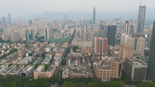 深圳市在白天罗湖和福田区天际线鸟瞰图无人机向前视频
