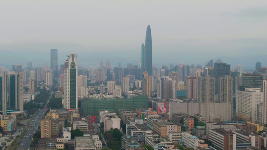 深圳市罗湖和福田区城市景观鸟瞰图中景无人机在轨道视频