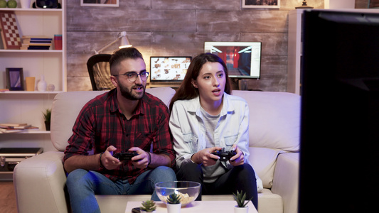 玩电子游戏后一对情侣给予高五击视频