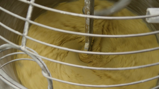 在一个面包面包生产工厂上做面粉视频