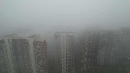 春天云雾中的楼房视频