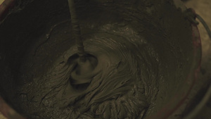 将泥浆和搅拌机混合在桶中16秒视频