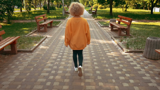 金发女子在城市公园散步视频