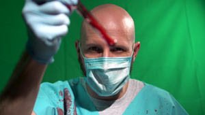 戴面罩检查非法医疗实验室试管玻璃中厚血样的深血样本19秒视频