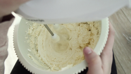 在碗中混合蛋面粉和糖奶油配汽车搅拌机视频