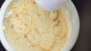 混合奶油面团在碗中混合面团和搅拌机烘烤蛋糕19秒视频