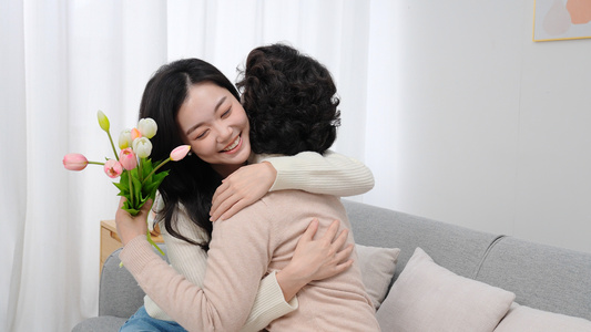 年轻女性给妈妈送鲜花拥抱视频