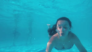 青少年在水下惊慌中游泳19秒视频