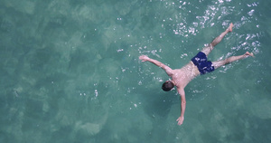 男子在绿石清澈的海水游泳9秒视频