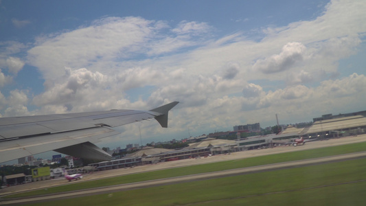 飞机从清迈机场起飞从窗户望向城市泰国清迈视频