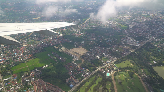 飞机从清迈机场起飞从窗户望向城市泰国清迈视频