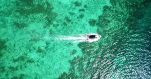 绿水上航行的游艇19秒视频