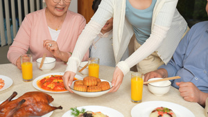 一家人团圆吃月饼过中秋9秒视频