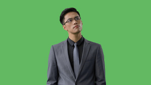 4k绿幕合成抠像戴眼镜的商务男性思考动作10秒视频