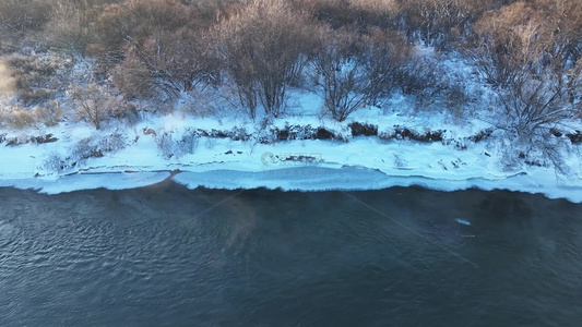 大兴安岭湿地寒冬冰河雾气缭绕视频