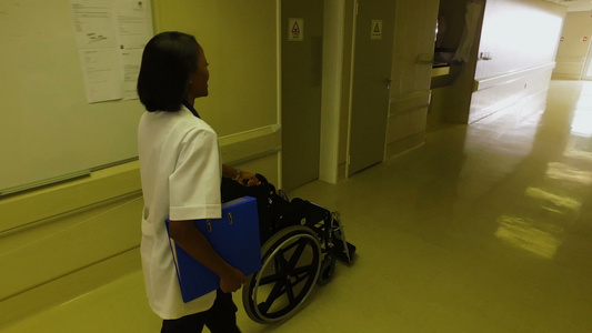 有轮椅的护士视频