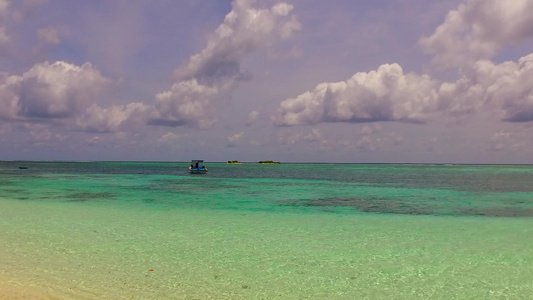 美丽的海湾海滩旅行的空旷天空靠近冲浪的白色沙滩背景视频