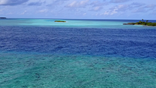 沙巴附近有白色沙滩背景的透明环礁湖阳光明媚的景象视频