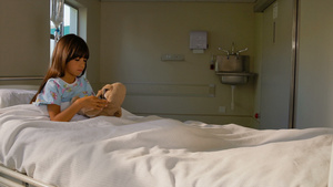 病床上有毛绒兔子的女孩31秒视频
