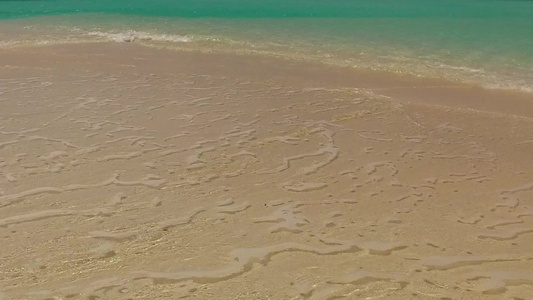 沙巴附近蓝绿水和白沙背景的阳光明媚的海滨海滩假日风景视频