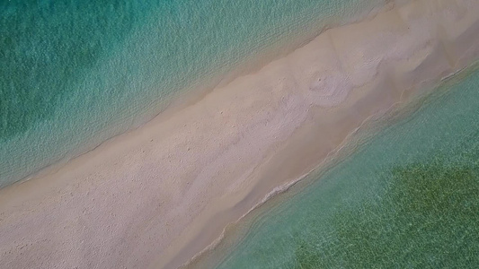 蓝色海和近波边白沙面背景的美丽环礁湖海滩渡假全景视频