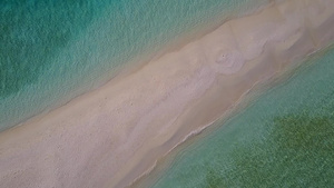 蓝色海和近波边白沙面背景的美丽环礁湖海滩渡假全景13秒视频