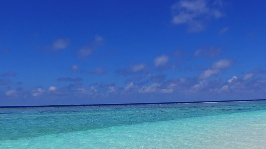 白沙底蓝水在阳光下冒着蓝水的豪华海岸海滩探险日空视频